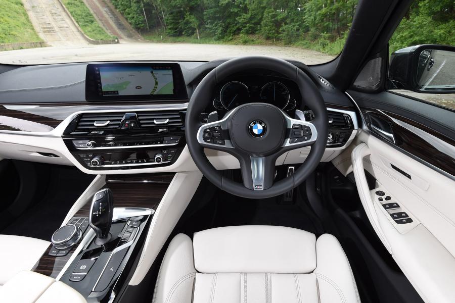 Торпедо BMW 520d Touring M Sport 2017 года  (UK) (фото 25 из 32)